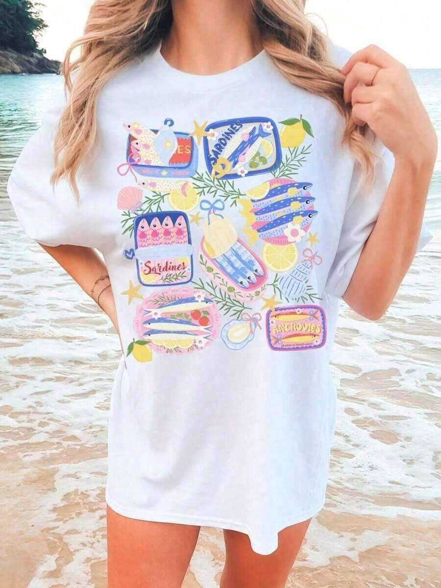 ropa de mujer LC Camisa Sardines Oversized, Camisetas Sardine, Camiseta con estampado de pescado enlatado, Estética costera, Camiseta de verano, Camiseta retro de mariscos, Estilo Coastal Grandma Core, Estilo Mermaidcore, Ropa casual diaria, Camiseta, Camiseta retro, Manga corta unisex, Ropa de talla grande, Sudadera, Ropa de mujer, Tops, Tops de mujer, Tops de primavera, verano para mujer, Ropa de primavera, Conjuntos de vacaciones, Conjuntos de verano, Camisetas de mujer, Tops de verano, camisas de mujer - Blanco - Ver 1