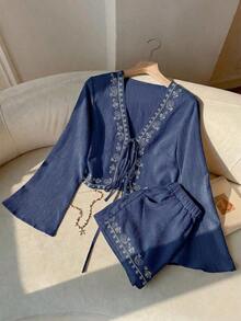 Set de 2 piezas: Top de manga larga con cuello en V bordado y detalle de torsión en color albaricoque claro, y shorts con bolsillos en diagonal - Azul marino - Ver 7