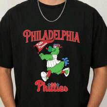 Nueva Llegada 2026, Estilo Y2K, Estampado Direccional, Camiseta de Algodón - Suave, Transpirable, Tela 100% Algodón, Camiseta Vintage Inspirada en los Phillies, Camiseta Unisex para el Día del Partido, Phillies, Camiseta con Gráfico de Mascota, Camisetas Casuales de Manga Corta para Hombres y Mujeres, Tela Suave, Transpirable, a la Moda, Camiseta 100% Algodón para Uso Diario, Camiseta para Mujer con Estampado Gráfico - Negro - Ver 1