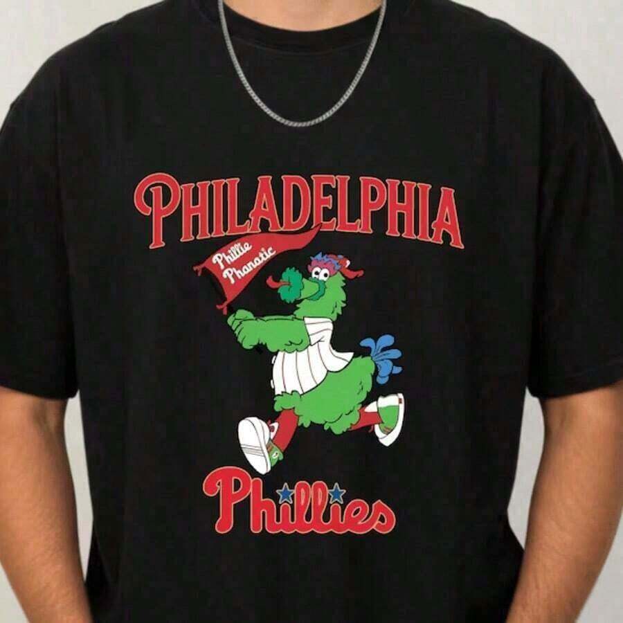 Nueva Llegada 2026, Estilo Y2K, Estampado Direccional, Camiseta de Algodón - Suave, Transpirable, Tela 100% Algodón, Camiseta Vintage Inspirada en los Phillies, Camiseta Unisex para el Día del Partido, Phillies, Camiseta con Gráfico de Mascota, Camisetas Casuales de Manga Corta para Hombres y Mujeres, Tela Suave, Transpirable, a la Moda, Camiseta 100% Algodón para Uso Diario, Camiseta para Mujer con Estampado Gráfico - Negro - Ver 1