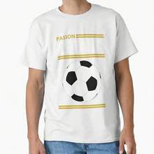 España - Fútbol - Camiseta Pasión Clásica del FútbolEsta camiseta de algodón de 220 gramos es la combinación perfecta de comodidad y moda para cualquier aficionado al fútbol. Esta camiseta, especialmente diseñada para hombres y mujeres, utiliza tejidos suaves y transpirables para crear un ajuste fascinante y es ideal para días de competición o ropa casual. Hecho de algodón de alta calidad, duradero y suave al tacto. Ya sea que apoyes a tu equipo favorito, participes en un partido de ocio o disfrutes de un día relajado, esta camiseta multifuncional es el último complemento de tu armario. - Negro - Ver 1