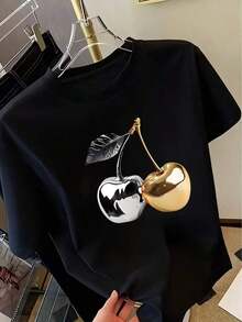 Camiseta única con diseño de cerezas en tonos metálicos perfecto para destacar tu estilo Y2K en cualquier ocasión ideal para los amantes de la moda moderna y atrevida perfecta para combinar con tus looks favoritos y expresar tu personalidad fresca y divertida. - Negro - Ver 12