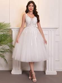 Elegant Women's Sleeveless Deep V-Neck Midi Bridal Party Dress With Applique And Waistband, Short White Tulle Wedding Gown - White - View 3