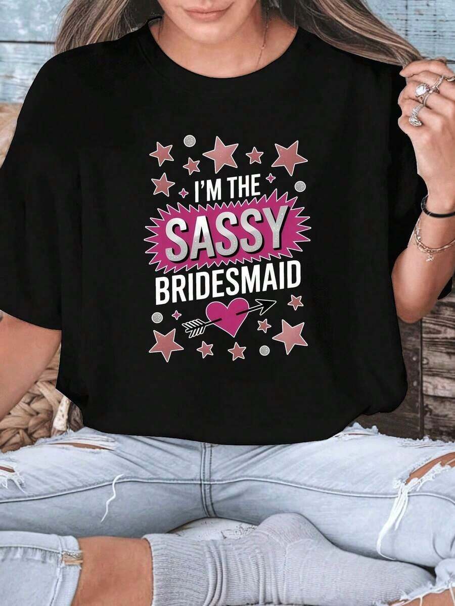 Fashion NEWCamiseta "I'M THE SASSY BRIDESMAID" para Mujer - Divertida Camiseta de Dama de Honor con Letras Atrevidas, Atuendo para Fiesta de Boda, Blusa Casual de Manga Corta y Cuello Redondo para Primavera y Verano, una camiseta de manga corta adecuada para el hogar, uso diario, fiestas y viajes-perfecta como regalo para amigos o familiares. Camiseta unisex de algodón de manga corta y cuello redondo, estilo vintage urbano. - Negro - Ver 1