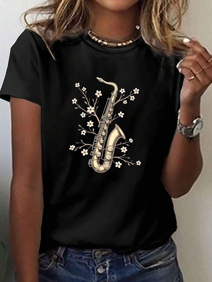 Una camiseta casual de manga corta con cuello redondo que muestra un saxofón con ramas florecientes, perfecta para el verano y la primavera, diseñada para mujeres