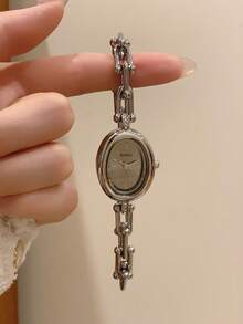 Women's Gold Square Quartz Watch, Delicate And Compact, Suitable For Daily Wear, Birthday And Graduation Gift, Casual Gatherings - Silver - View 2