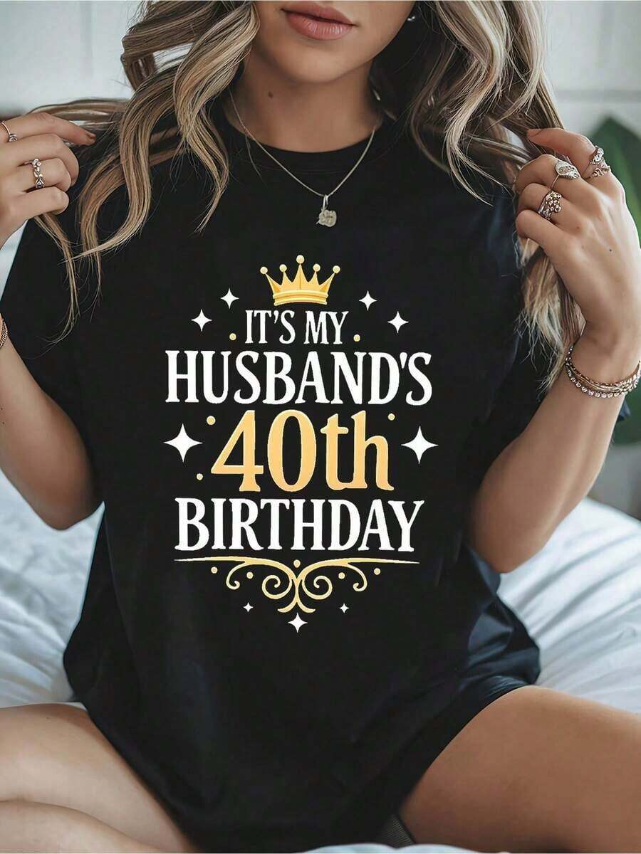 Camiseta única para el cumpleaños número 40 de tu esposo diseño y2k con corona y letras elegantes ideal para celebrar en grande esta ocasión especial y mostrar tu amor con estilo disponible en todas las tallas perfecto regalo para sorprender en su día especial - Negro - Ver 1