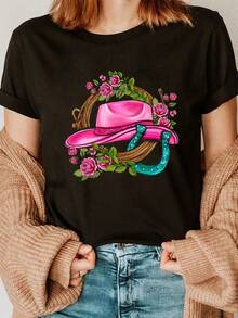 Camiseta única Y2K con diseño vibrante de sombrero rosa y herraduras decoradas con rosas, perfecta para resaltar tu estilo mexicano y moderno, ideal para cualquier ocasión, no te quedes sin la tuya - Negro - Ver 1