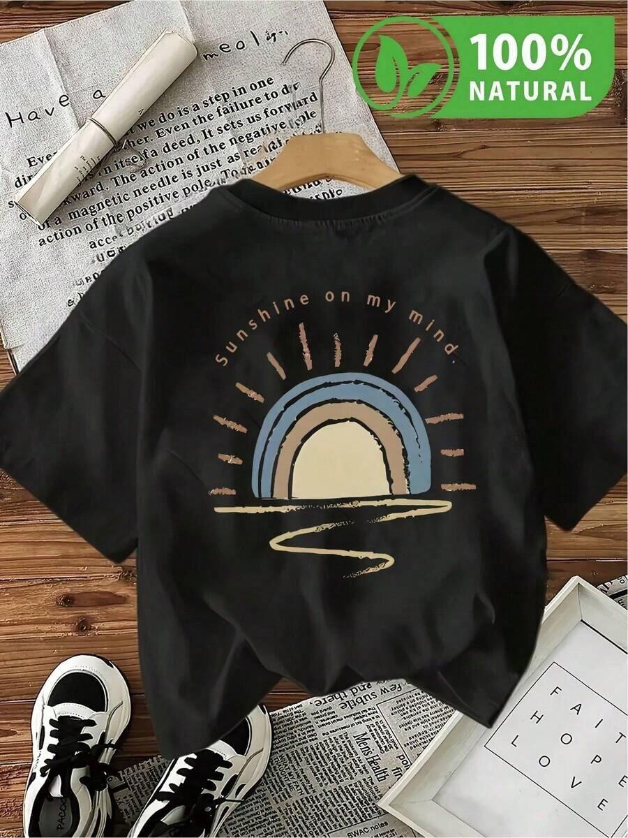 Camiseta negra con gráfico retro de arcoíris y sol: moda urbana con estilo relajado, ideal para días soleados. Diseño exclusivo para destacar tu personalidad. Combínala con tus sneakers favoritas y disfruta del mejor confort. ¡Atrévete a llevar el sol contigo! - Negro - Ver 1