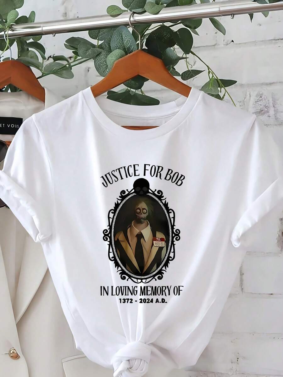 Camiseta gráfica "Justice for Bob" para mujer - Blanca, de manga corta y cuello redondo, estilo casual, con un diseño conmemorativo y estampado del marco de fotos de Bob - Un artículo de fan inspirado en la cultura pop para el verano y la primavera. Traje de fiesta elegante,T-shirt para damas elegantes,Blusas adecuadas para mujeres con curvas,Faldas de graduación,Ropa casualEstampado de animales adorables ,Estampado de letras divertidas - Blanco - Ver 1