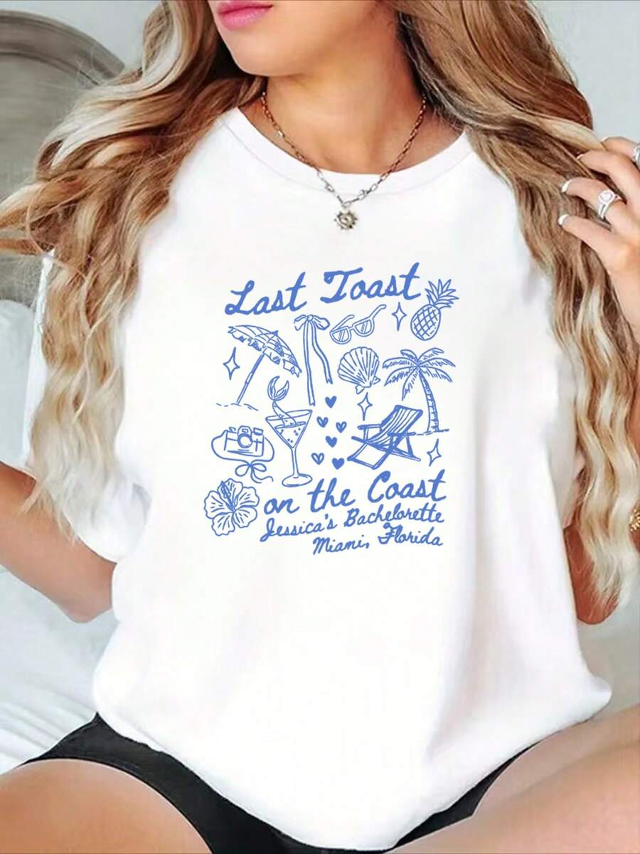 Combinando varios elementos de playa y fiesta, como cócteles, sombrillas, palmeras, cámaras, conchas, piñas, etc. Estos elementos juntos crean una escena de vacaciones relajada y agradable. Camiseta estampada - Top casual de manga corta con cuello redondo para mujer - alta calidad. - Blanco - Ver 1