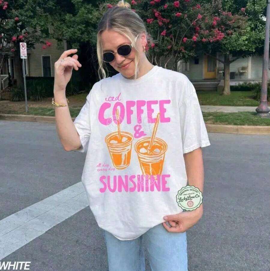 Camiseta Casual 100% Algodón con Estampado de Café Helado y Sol, Camiseta de Café Helado, Regalos para Amantes del Café, Camiseta de Verano, Camiseta con Estilo Veraniego - Ropa Casual de Uso Diario para Mujer y Hombre - Camiseta Corta de Algodón Estilo Urbano - Blanco - Ver 1