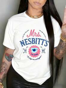 Camiseta de manga corta con estampado vintage de edición limitada para mujer, con un diseño nostálgico inspirado en el salón deé de la señora Nesbitt, un artículo de moda para mujeres de 18 a 45 años. Fabricada con% algodón, la tela suave, transpirable y absorbe la humedad. Corte fiel a la talla con un estilo casual y deportivo. Adecuada para ropa de vacaciones bohemia estilo campestre francés, ofreciendo un estilo urbano minimalista y de lujo ligero. Disponible en opciones de cuello redondo y corte ajustado o holgado. Versátil para diversas ocasiones, incluyendo el hogar, actividades al aire libre, reuniones sociales y cenas. Adecuada para todas las estaciones, desde la primavera hasta el otoño. Una blusa de transición perfecta para la oficina y las cenas. Opción de regalo. Algodón ligero. - Negro - Ver 7