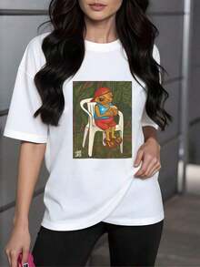 SoftFigura de rana con gorra roja disfrutando de una comida en una silla blanca rodeada de hojas tropicales que refleja un momento relajado y alegre camiseta para mujer 100% algodónNew Summer Women's T-shirt, Casual and Comfortable Crew Neck Top - Blanco - Ver 12