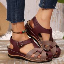 صنادل مريحة وقابلة للتنفس بتصميم مجوف منسوج، صنادل بكعب إسفين سميك مع إبزيم وتصميم رقعات عتيقة، صنادل يومية بحزام متقاطع وأصابع مغلقة، أحذية نسائية كاجوال طويلة الأمد غير متعبة، موضة كاجوال تتناسب مع التنانير والسراويل - بني - مشاهدة 4