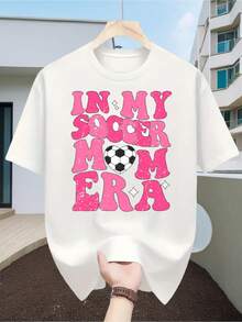 Camiseta unisex, lavable a máquina, con temática vintage de "madre de futbolista", que presenta una fuente clásica en rosa desgastado y elementos de fútbol en forma de corazón, creando un ambiente nostálgico. Ya sea combinada con jeans vintage o pantalones cargo deportivos, puede crear un estilo deportivo dulce y moderno, convirtiéndola en un regalo de moda para las madres de futbolistas. - Blanco - Ver 6