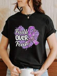 Camiseta única y moderna con diseño en tonos morados que dice Fe sobre Miedo y lazo de apoyo, perfecta para quienes buscan estilo y mensaje inspirador, ideal para fans del estilo y2k, no te la pierdas y únete a la 58SV - Negro - Ver 7