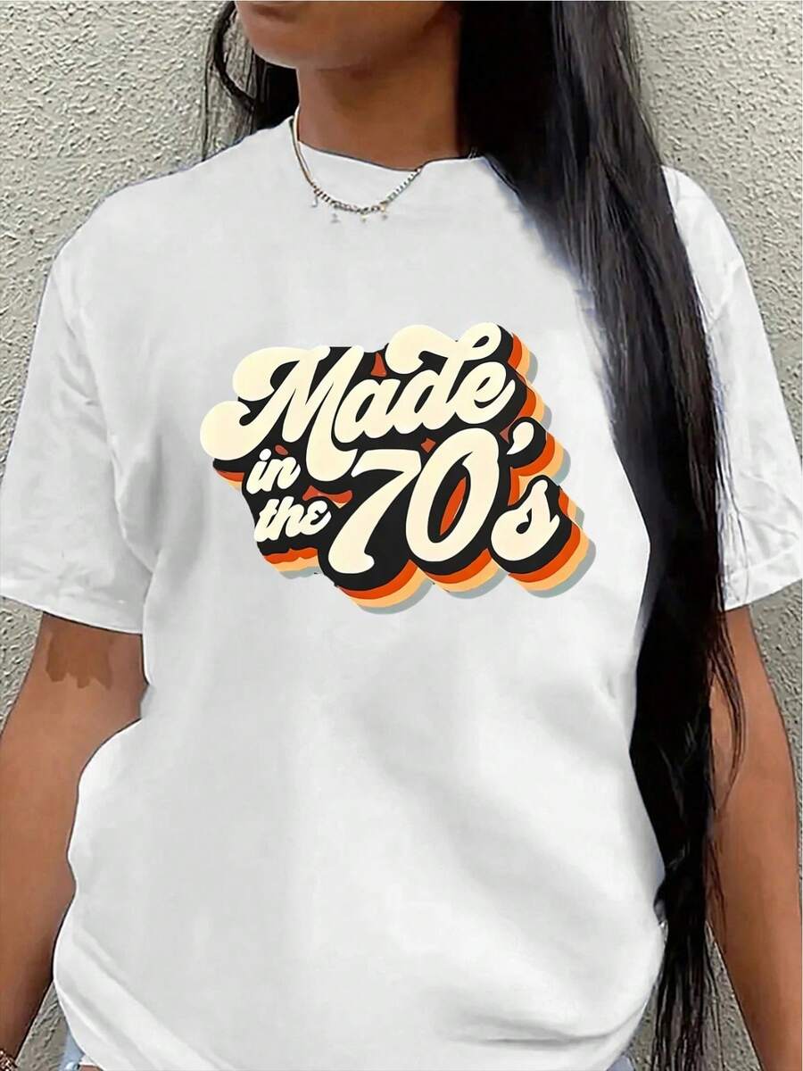 Camiseta de manga corta de estilo retro, inspirada en los años 70, es perfecta para salidas informales, ya sea en casa, en un restaurante o disfrutando de actividades al aire libre. Es ligera y resistente, ofreciendo un aspecto clásico y comodidad para el día a día.blusa casual mujer - Blanco - Ver 1