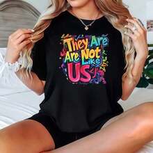 Camiseta Negra para Mujer con Estampado Colorido "They Are Not Like Us", Ropa Casual, Playera Holgada para Mujer - Negro - Ver 7