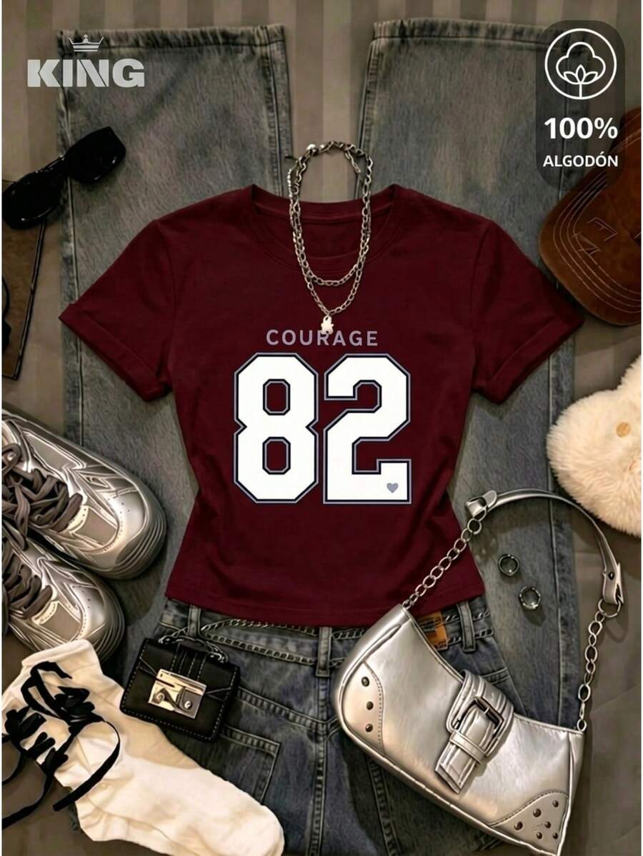Playera para Dama 100% algodón de excelente calidad, esta playera garantiza una suavidad excepcional al tacto, cuello redondo con estampado "Courage 82 Modern Varsity" manga corta - Vino - Ver 1