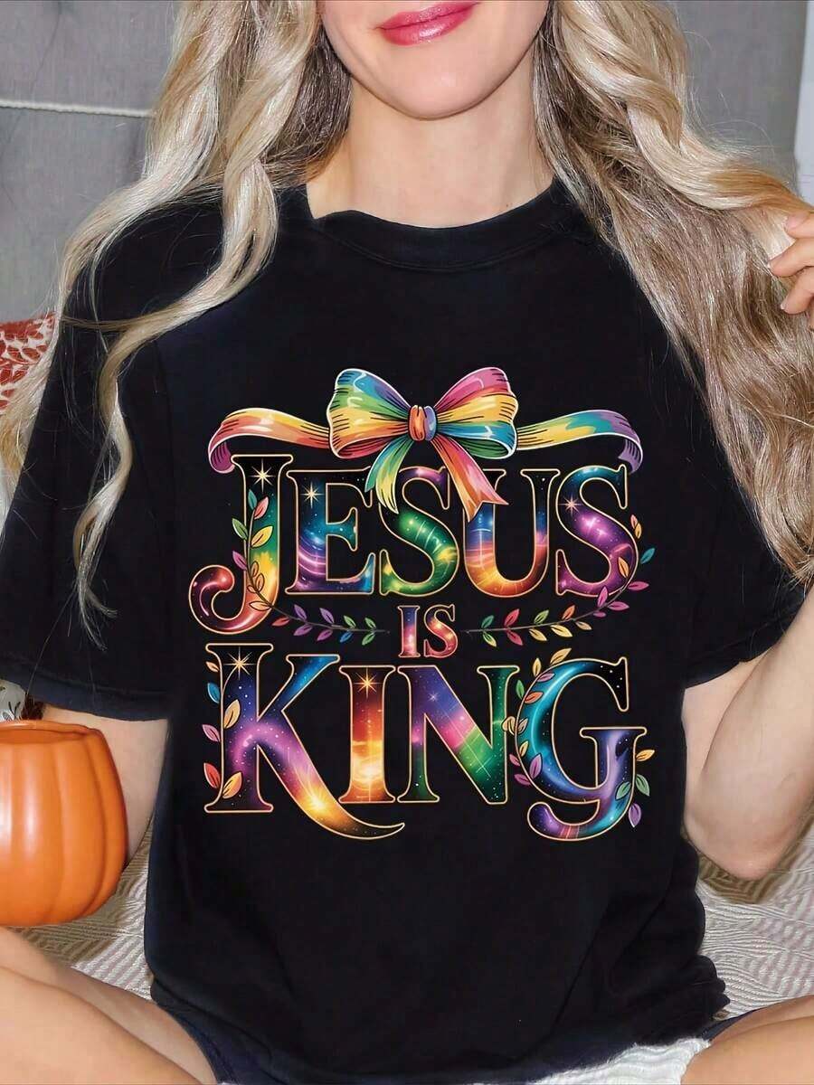 Camiseta de Mujer con Estampado de Arcoíris "Jesus Is King", Manga Corta, Cuello Redondo, Estilo Casual, Regalo de Verano para Amigas y Familiares Cristianas. Tela de Algodón, Lavable a Máquina, Camiseta Casual para Mujer, Adecuada para Ocasiones Informales. Blusas para mujer. - Negro - Ver 1