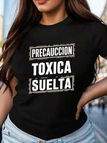 Camiseta casual negra con mensaje "Precaución Tóxica Suelta", estilo urbano chic, ideal para mujeres modernas y audaces, perfecta para salidas casuales y eventos informales, disponible en tallas S, M, L, XL, categoría moda femenina,  en ropa original. - Negro - Ver 8