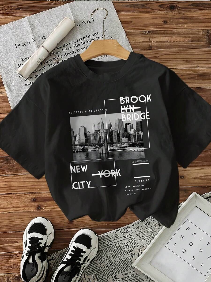 Camiseta de manga corta con cuello redondo y estampado de letras del Puente de Brooklyn - Negro - Ver 1