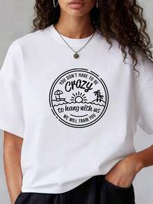 Conjuntos de Verano Minimalistas Modernos para Mujeres. Camiseta de Mujer con el Estampado 'NO TUSCES SER LOCO PARA ESTAR CON NOSOTROS, NOSOTROS TE ENTRENAREMOS'. Esta elegante camiseta de manga corta y cuello redondo presenta un diseño vintage elegante, confeccionada en tela. Es una prenda que favorece la figura. Conjuntos de verano para mujer. Conjuntos de verano para mujer, tops de verano, casuales para el día a día. - Blanco - Ver 1