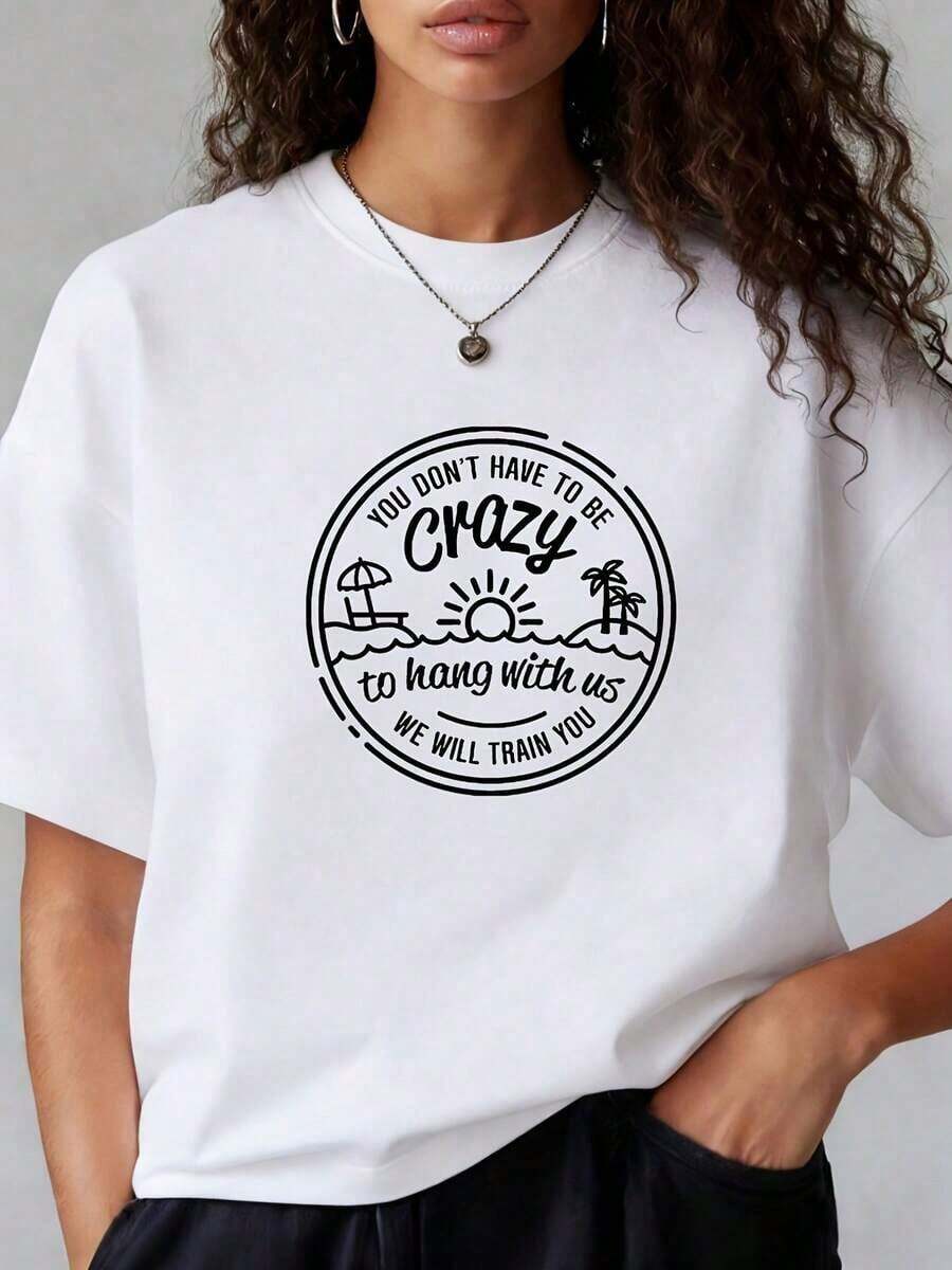 Conjuntos de Verano Minimalistas Modernos para Mujeres. Camiseta de Mujer con el Estampado 'NO TUSCES SER LOCO PARA ESTAR CON NOSOTROS, NOSOTROS TE ENTRENAREMOS'. Esta elegante camiseta de manga corta y cuello redondo presenta un diseño vintage elegante, confeccionada en tela. Es una prenda que favorece la figura. Conjuntos de verano para mujer. Conjuntos de verano para mujer, tops de verano, casuales para el día a día. - Blanco - Ver 1