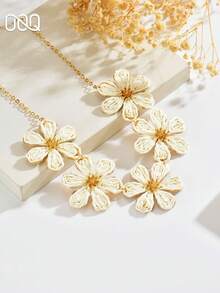OOQ 1pc Elegant Casual 6-Petal Flower Shaped Chain Necklace For Women, Fashionable Charming Design, Suitable For Summer Beach, Party, Music Festival (Handmade Raffia Weaving, Random Shape) - White - View 6