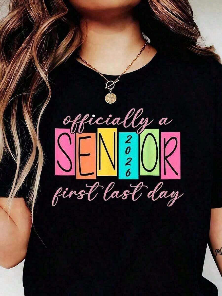 Perfecta para el look diario. Camiseta de cuello redondo para mujer, camiseta de graduación - oficialmente con estampado de dibujos animados de graduación, camiseta informal negra de manga corta con letras coloridas, cuello redondo, perfecta para atuendos casuales y regalos de graduación, decoraciones para fiestas de graduación. Camiseta informal de cuello redondo para mujer, camiseta para fiesta de Pascua. Camiseta de manga corta con estampado de mamá para el Día de la Madre, camiseta de manga corta de fútbol para mujer, camiseta básica de uso diario para mujer, adecuada para salidas informales, viajes, playa, escuela, trabajo desde casa y actividades de fin de semana, cómoda y elegante para cualquier ocasión. - Negro - Ver 1