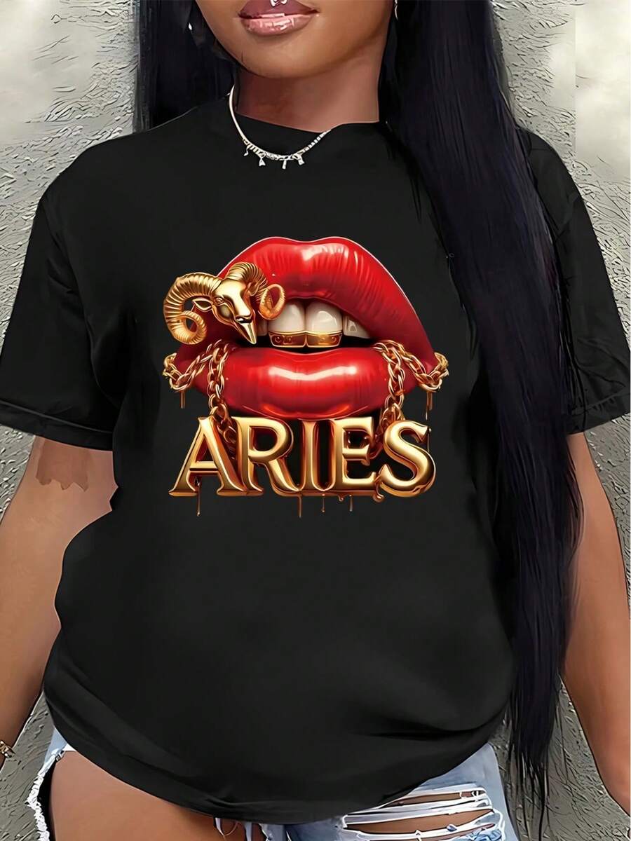 Camiseta de manga corta de poliéster, con un diseño del signo zodiacal Aries con llamativos labios rojos y cuernos de carnero dorados, ligera y duradera, adecuada para uso casual en casa o en una cafetería, una prenda de moda para complementar los atuendos diarios. blusa casual mujer - Negro - Ver 1