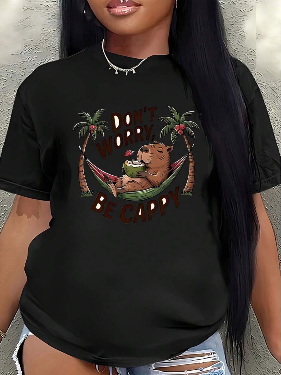 Camiseta ligera con un bonito diseño de un oso descansando en una hamaca, con la frase "No te preocupes, simplemente sé feliz" impresa en ella, es perfecta para descansar en casa o relajarse al aire libre, lo que la convierte en una opción ideal para la playa, la terraza o para uso casual. blusa casual mujer - Negro - Ver 1