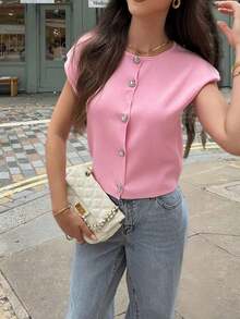 Camiseta sin mangas de punto para mujer, nueva colección primavera/verano, de estilo minimalista y elegante, con cuello redondo, diseño sin mangas, decoración con botón con forma de corazón, top corto y ajustado en color rosa, adecuado para uso casual, trabajo, viajes, citas, ceremonias de graduación y fiestas - Rosa - Ver 2