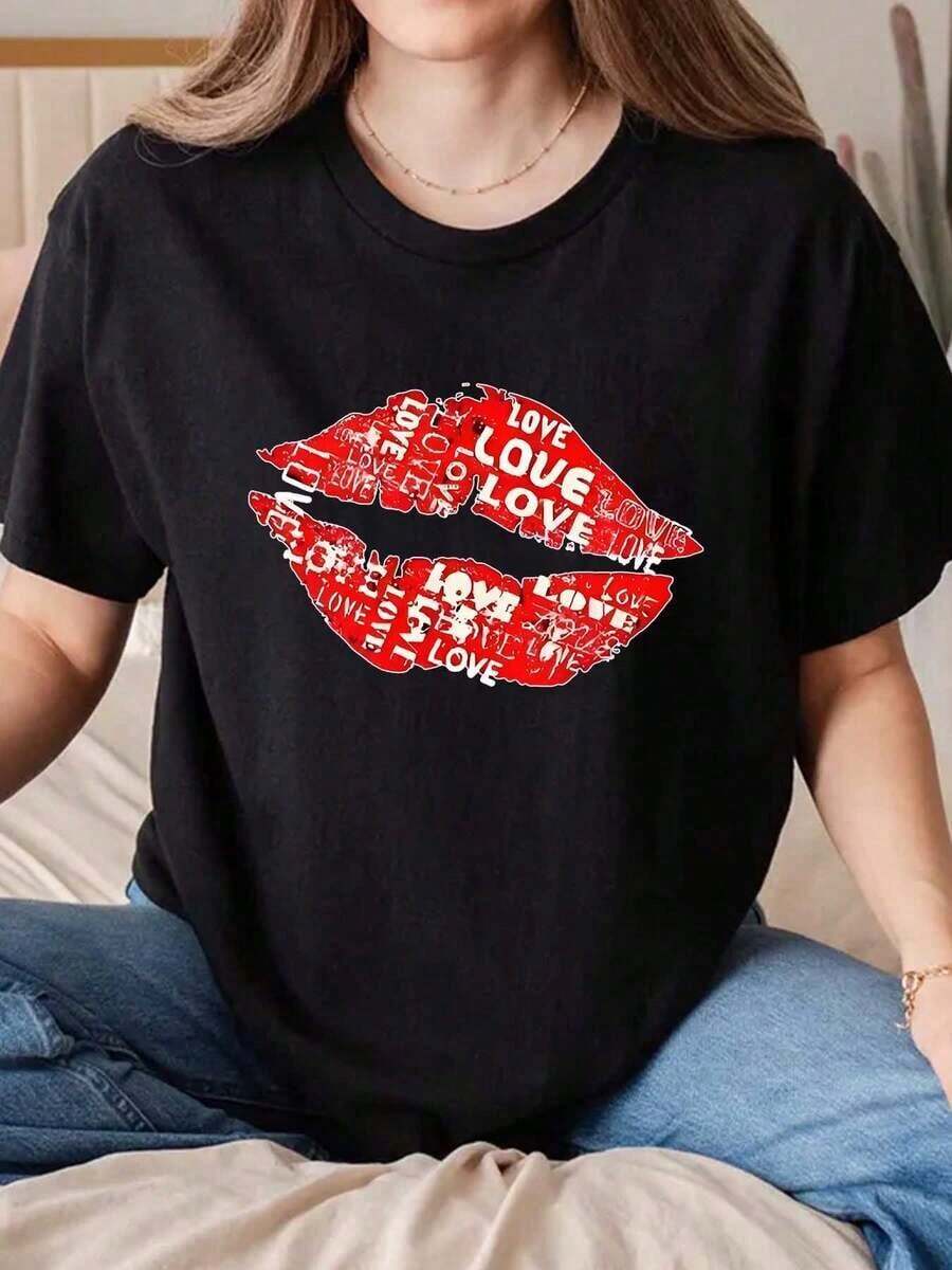 Suave, transpirable y ligera para comodidad durante todo el día. Camiseta unisex con estampado de labios y texto de amor, cuello redondo, ideal para el Día de San Valentín, fiestas de cumpleaños, lavable, para uso diario, informal y en fiestas. 220g. Cuello redondo clásico con un corte relajado que favorece todas las formas del cuerpo y es fácil de combinar con jeans, shorts y leggings. - Negro - Ver 1