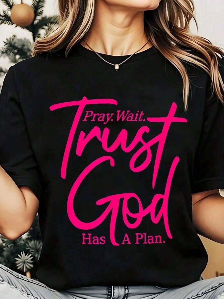 Camiseta de Cuello Redondo para Mujer con Estampado de Frases Inspiradoras: "Confía en Dios, Él Tiene un Plan, Reza y Espera". Ropa Casual de Verano para Atuendos Diarios, Regalo Religioso, 220g. Playera Holgada para Mujer. - Negro - Ver 1