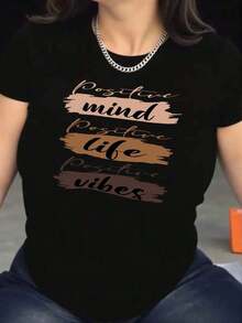 Camiseta única y moderna con diseño de frases positivas en tonos neutros ideal para transmitir buenas vibras y energía positiva perfecta para aficionados al estilo y2k y amantes de la moda contemporánea combina comodidad y estilo en una sola prenda - Negro - Ver 1