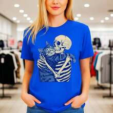 Women's Cotton T-Shirt With Graphic Print Of A Skeleton Hugging A Cat, Casual Short-Sleeved Round Neck T-Shirt, Loose-Fitting Top For Everyday Wear, Sizes S-5XL, Basic Black T-Shirt With Vintage Skull And Cat Design, Soft And Comfortable Pure Cotton T-Shirt For Women. - 藍色 - 查看 1