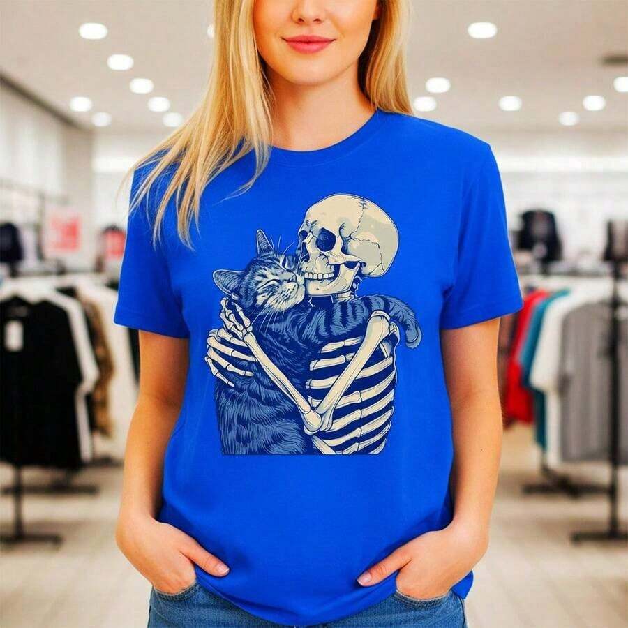 Women's Cotton T-Shirt With Graphic Print Of A Skeleton Hugging A Cat, Casual Short-Sleeved Round Neck T-Shirt, Loose-Fitting Top For Everyday Wear, Sizes S-5XL, Basic Black T-Shirt With Vintage Skull And Cat Design, Soft And Comfortable Pure Cotton T-Shirt For Women. - 藍色 - 查看 1