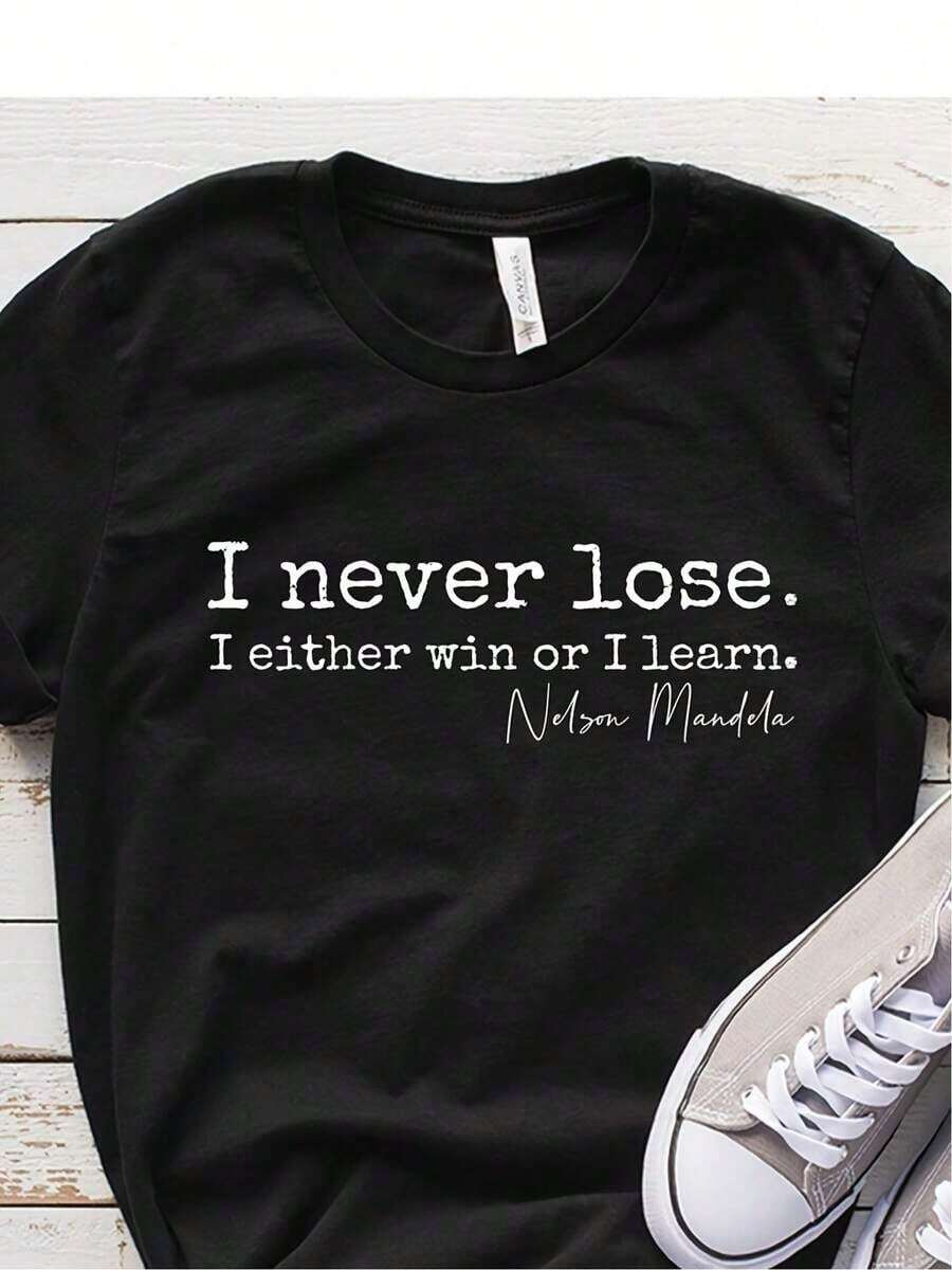 Camiseta negra única con frase inspiradora nunca pierdo ya sea que gane o aprenda diseño Y2K moderno ideal para quienes buscan motivación y estilo en su vestimenta producto de alta calidad para lucir en cualquier ocasión y destacar con confianza - Negro - Ver 1