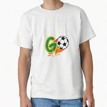Camiseta clásica Go León Soccer LoverEsta camiseta de algodón de 220 gramos es la combinación perfecta de comodidad y moda para cualquier aficionado al fútbol. Esta camiseta, especialmente diseñada para hombres y mujeres, utiliza tejidos suaves y transpirables para crear un ajuste fascinante y es ideal para días de competición o ropa casual. Hecho de algodón de alta calidad, duradero y suave al tacto. Ya sea que apoyes a tu equipo favorito, participes en un partido de ocio o disfrutes de un día relajado, esta camiseta multifuncional es el último complemento de tu armario. - Negro - Ver 1