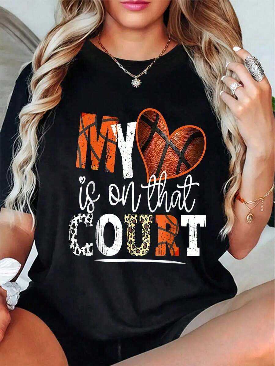 Camiseta de Baloncesto para Mamá - Diseño Gráfico "Mi Corazón Está en la Cancha", Camiseta Casual de Manga Corta Suave con Estampado de Leopardo Negro y Patrón de Baloncesto, Cuello Redondo, Lavable a Máquina para Mamás Talla S, Camiseta de Baloncesto, Ropa para Mamás Talla S, Diseño Divertido, Tela Duradera, Ropa para Mamás del Equipo, Ajuste Cómodo, Blusa Casual para Mujer, Playeras de Mujer de Algodón - Negro - Ver 1