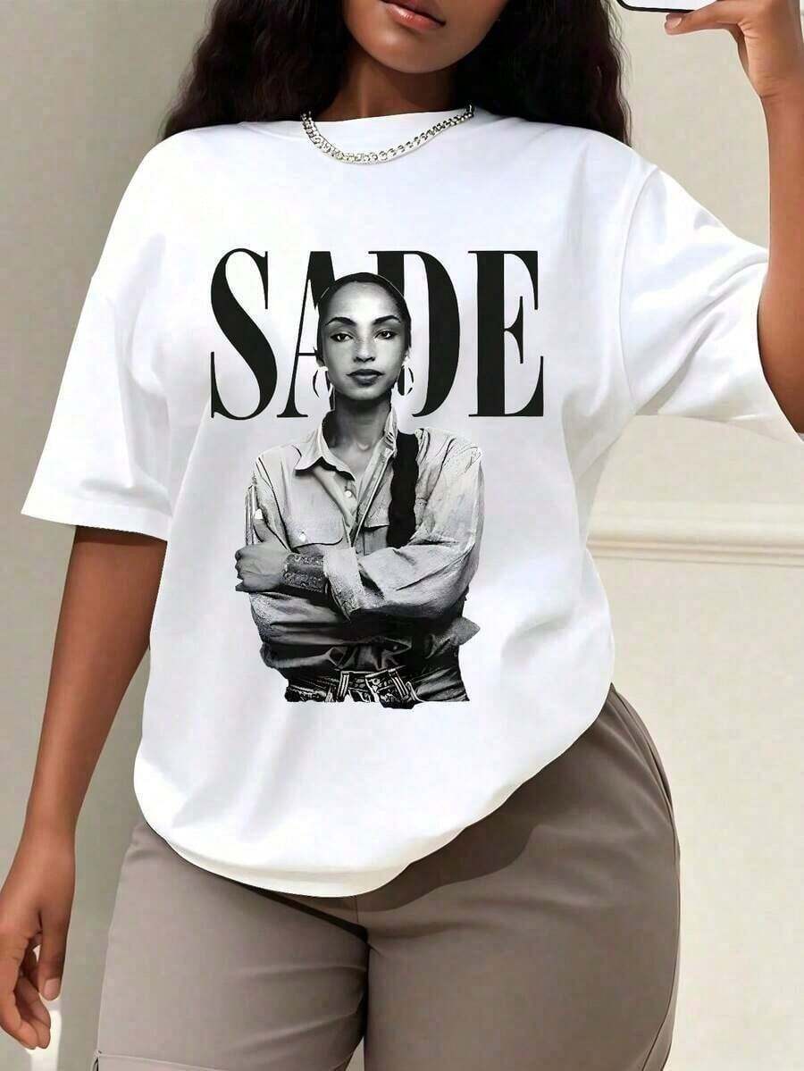 Camiseta Moderna Minimalista con Estampado de Imagen Sade. Envío Gratis. Regalo Ideal para Madres. Imprescindible para Fanáticos de la Música. Ropa de Verano. Se Puede Usar como Capa Interior o Exterior. Top de Talla Grande. Adecuado para Deportes, Compras o Ocio en Casa. Outfitsvintage, Top para Mujer, Artículos de Almacén Local, Ropa de Mujer Casual para el Día a Día - Blanco - Ver 1