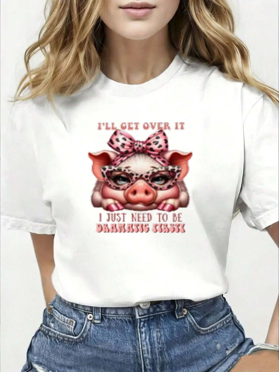 Camiseta negra, decorada con coloridos patrones de cerditos rosados y gafas con lazo de estampado de leopardo, impresa con las palabras Voy a superar esto y Primero necesito fingir ser dramática, camiseta casual de verano para mujer con cuello redondo, combinada con cabello largo ondulado dorado, jeans azules y un cinturón plateado - Camiseta unisex de manga corta, cuello redondo, de algodón suelto, estilo vintage urbano. - Negro - Ver 1