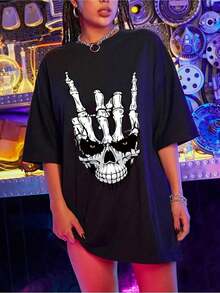 Camiseta única estilo y2k con diseño de calavera y mano esquelética, perfecta para destacar tu personalidad audaz y moderna. Ideal para los amantes de la moda urbana en México, esta prenda es un must-have para cualquier guardarropa juvenil. - Negro - Ver 8
