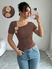 Camiseta de moda de manga corta con cuello asimétrico y decoración de flor 3D de metal minimalista para uso diario de mujeres - Marrón - Ver 8