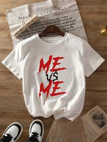 Camiseta Estampada "Me Vs Me" para Mujer - Diseño Casual de Verano con Manga Corta y Cuello Redondo, Estampado en Rojo y Blanco. Camiseta ligera y casual de verano con estampados llamativos. Ajuste cómodo. Disponible en tiendas comunitarias locales. . Algodón suave para un uso cómodo. Excelente oferta para Pascua, Halloween, Día de Acción de Gracias, etc. - Blanco - Ver 1
