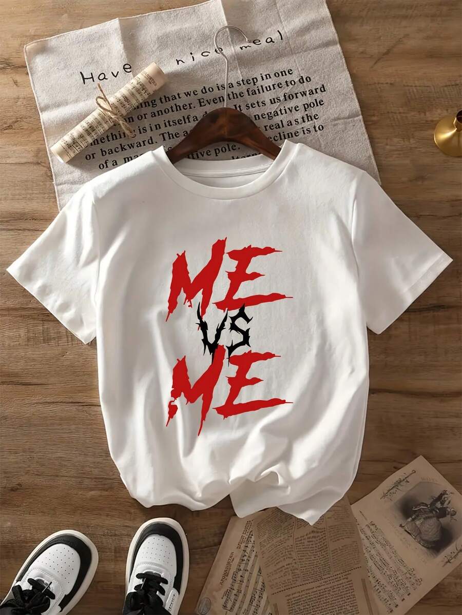 Camiseta Estampada "Me Vs Me" para Mujer - Diseño Casual de Verano con Manga Corta y Cuello Redondo, Estampado en Rojo y Blanco. Camiseta ligera y casual de verano con estampados llamativos. Ajuste cómodo. Disponible en tiendas comunitarias locales. . Algodón suave para un uso cómodo. Excelente oferta para Pascua, Halloween, Día de Acción de Gracias, etc. - Blanco - Ver 1