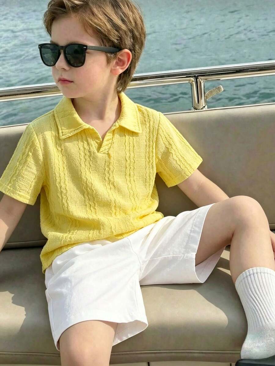 两件套男童活力阳光短袖套装，包括清爽的Polo衫和简约的白色短裤，适合上学、户外玩耍和家庭聚会。 - 黃色 - 查看 1