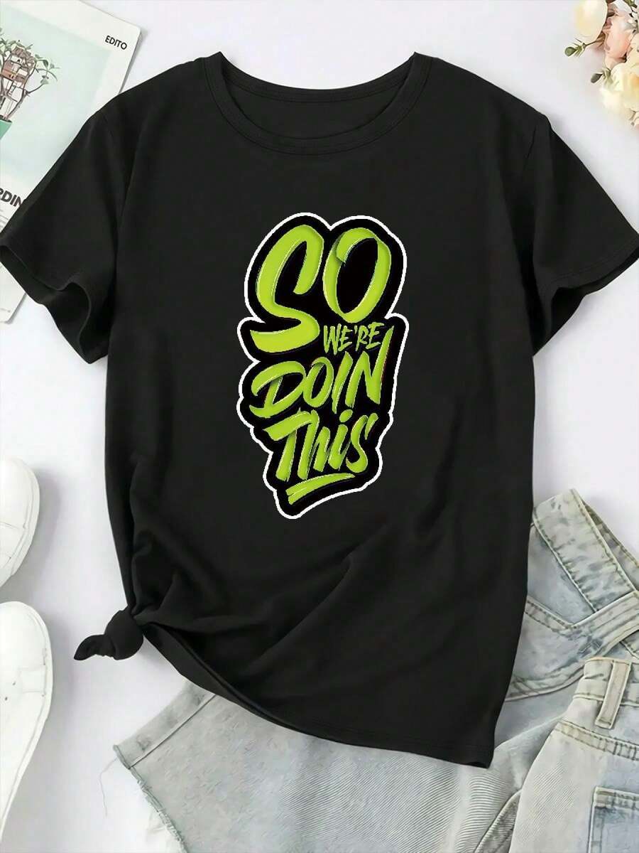 Camiseta holgada para mujer de talla grande con el eslogan "SO WE'VE DONE THIS" - top casual de cuello redondo en negro y verde lima, camiseta transpirable para uso diario en primavera y verano, lavable a máquina, con mangas cortas únicas. - Negro - Ver 1
